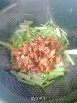 芹菜炒肉的做法步调：7