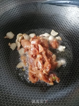 芹菜炒肉的做法步调：4