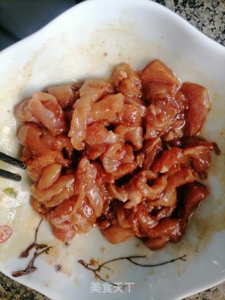 芹菜炒肉的做法步调：2