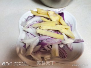 洋葱烧羊肉的做法步调：1
