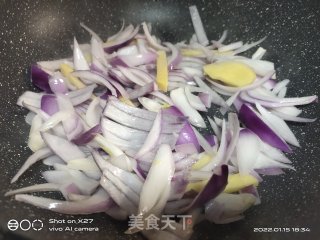 洋葱烧羊肉的做法步调：3