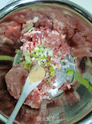 萝卜猪肉蒸饺的做法步调：1