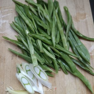 云豆对虾焖里的做法步调：1