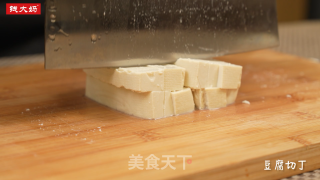 喷鼻椿拌豆腐的做法步调：1