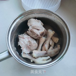 鸡爪年夜骨汤的做法步调：1