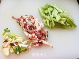 黄芽菜焖里的做法步调：1