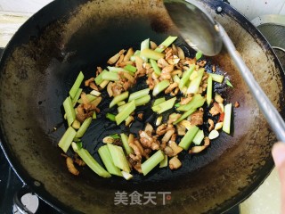 黄芽菜焖里的做法步调：5