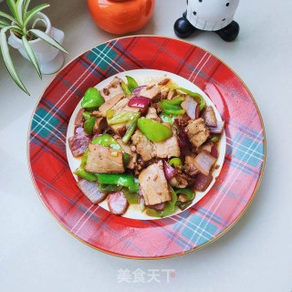 五花肉炒辣椒的做法步调：11