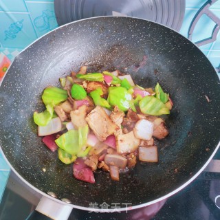 五花肉炒辣椒的做法步调：10