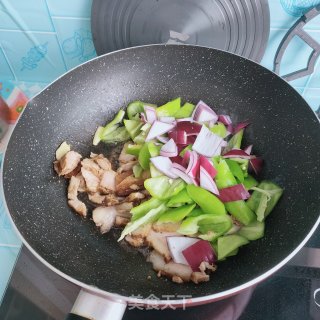 五花肉炒辣椒的做法步调：6