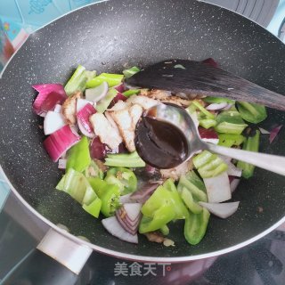 五花肉炒辣椒的做法步调：7