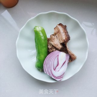五花肉炒辣椒的做法步调：1