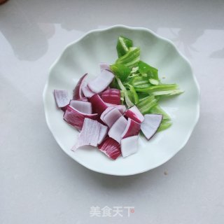 五花肉炒辣椒的做法步调：2