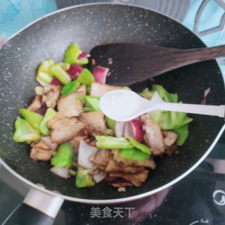 五花肉炒辣椒的做法步调：8