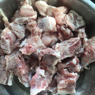 莲藕排骨汤的做法步调：1