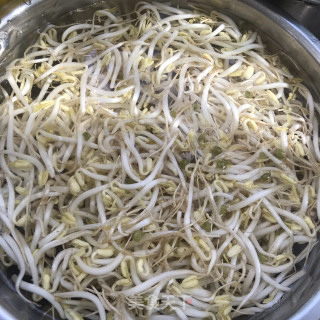 青椒芽菜炒细里的做法步调：1