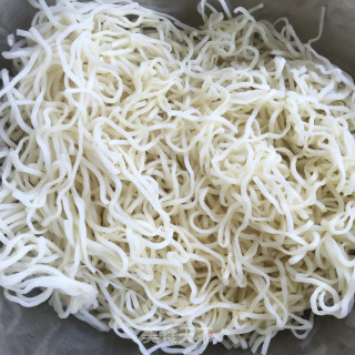 青椒芽菜炒细里的做法步调：2
