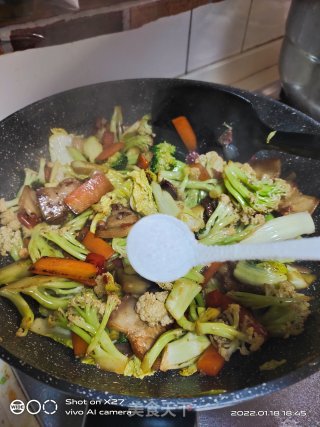 五花肉炒西蓝花花菜的做法步调：5