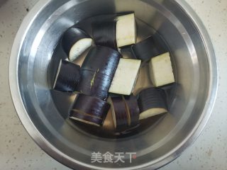大年夜饭之张灯结彩灯笼茄子的做法步调：2