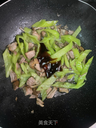 尖椒炒卤肉的做法步调：6