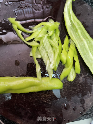 尖椒炒卤肉的做法步调：2