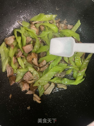 尖椒炒卤肉的做法步调：5