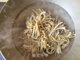 青白椒姜丝炒毛肚的做法步调：3