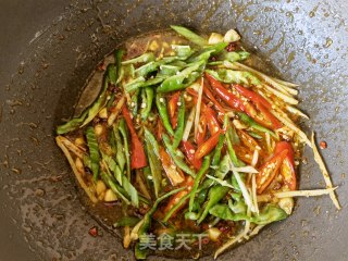 青白椒姜丝炒毛肚的做法步调：8