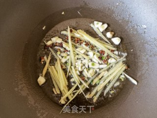 青白椒姜丝炒毛肚的做法步调：4