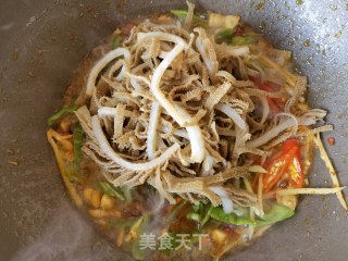 青白椒姜丝炒毛肚的做法步调：9
