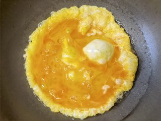 螺丝椒胡萝卜炒鸡蛋的做法步调：5