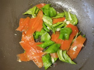 螺丝椒胡萝卜炒鸡蛋的做法步调：9