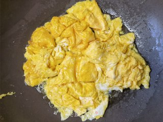 螺丝椒胡萝卜炒鸡蛋的做法步调：6