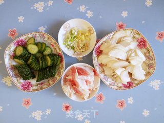 杏鲍菇黄瓜炒肉的做法步调：1