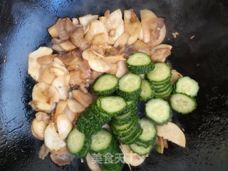 杏鲍菇黄瓜炒肉的做法步调：6
