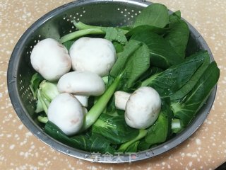 青菜蘑菇汤的做法步调：1