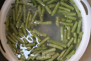 炒四时豆的做法步调：1