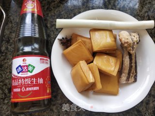 豆干炒腊肉的做法步调：1