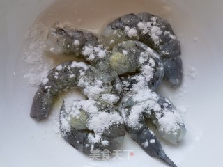 乌胡椒酱炒虾仁的做法步调：3