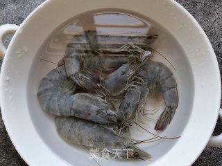 乌胡椒酱炒虾仁的做法步调：1