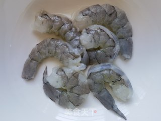 乌胡椒酱炒虾仁的做法步调：2