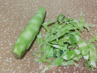五花肉炒西兰花梗的做法步调：2
