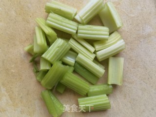 胡萝卜芹菜拌海参的做法步调：1