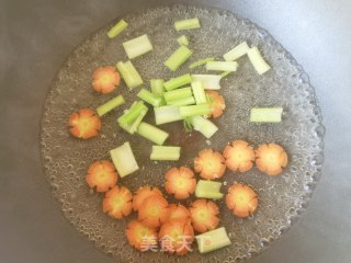 胡萝卜芹菜拌海参的做法步调：3