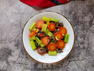 胡萝卜芹菜拌海参的做法步调：10