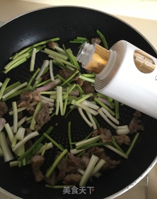 喷鼻葱炒羊肉的做法步调：10