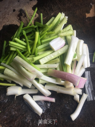 喷鼻葱炒羊肉的做法步调：5