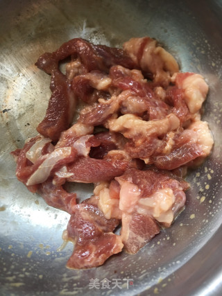 喷鼻葱炒羊肉的做法步调：3