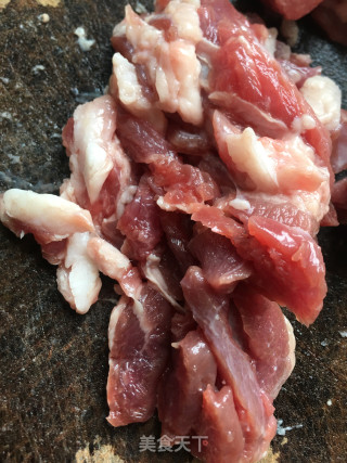 喷鼻葱炒羊肉的做法步调：1
