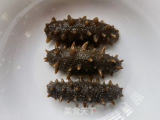 胡萝卜青椒葱利剑拌海参的做法步调：1